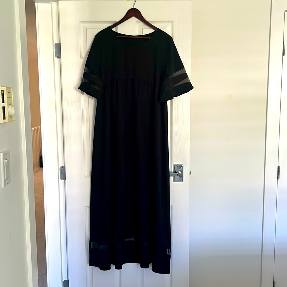 Black Midi Dress with Crew Neck and Short Sleeves